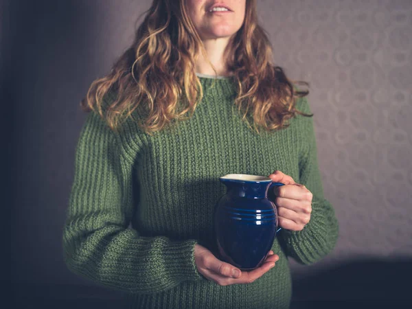 Una Giovane Donna Che Indossa Maglione Tiene Mano Una Brocca — Foto Stock