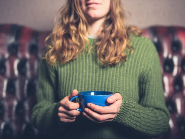 Eine Junge Frau Pullover Steht Einem Wohnzimmer Mit Einer Tasse — Stockfoto