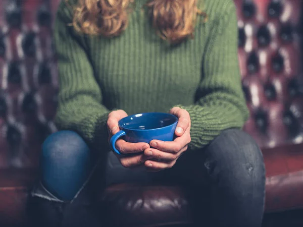 Ung Kvinna Som Bär Trasiga Jeans Placeringen Soffa Med Kopp — Stockfoto