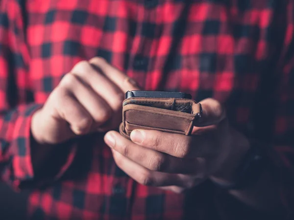 Kezében Egy Fiatalember Egy Szúró Telefon Használ Közelről — Stock Fotó