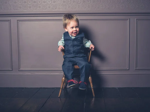 Roztomilý Usměvavý Chlapeček Sedí Křesle Obývacím Pokoji Luxusní — Stock fotografie