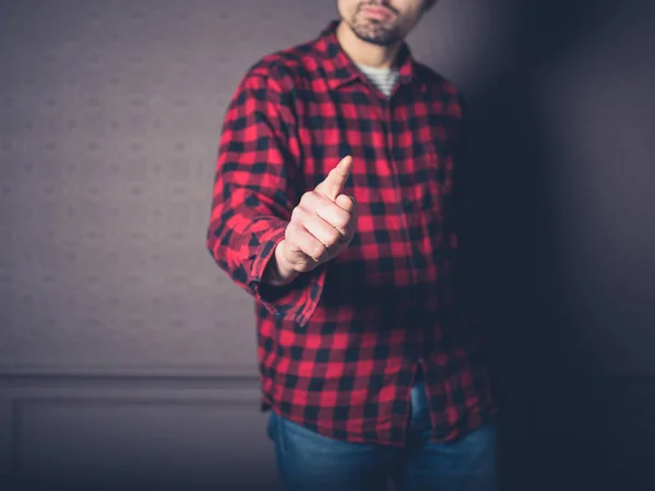 Jovem Vestindo Uma Camisa Flanela Vermelha Está Apontando — Fotografia de Stock