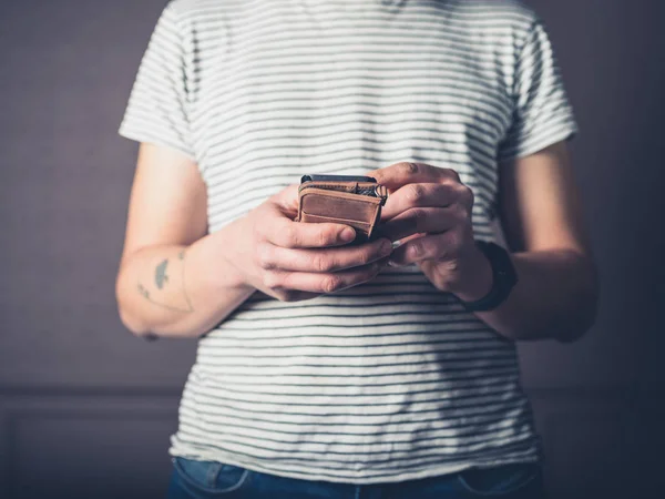 Jovem Está Usando Seu Telefone Inteligente Uma Sala Estar Luxo — Fotografia de Stock
