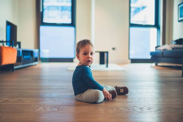 Söt Liten Baby Sitter Golvet Modern Lägenhet — Stockfoto