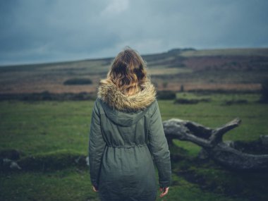 Genç bir kadın tarafından Mağribi üzerinde düşmüş bir ağaç duruyor