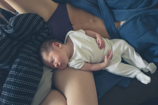 Ett Nyfött Barn Sover Knät Sin Mor — Stockfoto