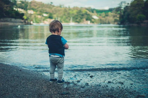 Mignon Petit Garçon Joue Bord Eau — Photo