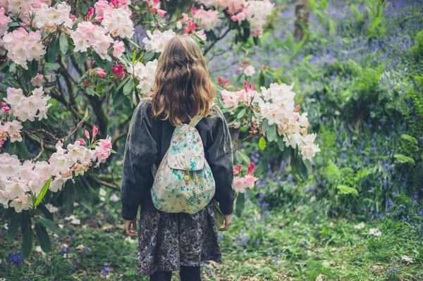 Una Giovane Donna Giardino Guardare Rododendro — Foto Stock