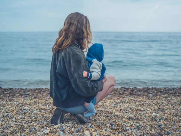 Una Joven Madre Está Playa Con Bebé Está Mirando Mar — Foto de Stock