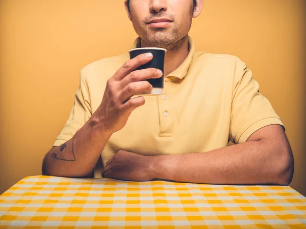 Homem Feliz Yopung Está Bebendo Café Uma Xícara Papel Preto — Fotografia de Stock