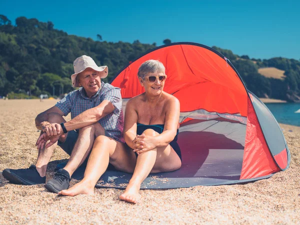 Una Pareja Ancianos Está Relajando Refugio Playa —  Fotos de Stock