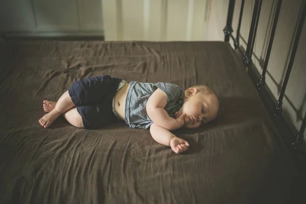 Маленький Ребенок Спит Кровати — стоковое фото