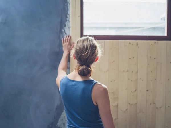 Une Jeune Femme Tient Près Une Fenêtre Touche Mur — Photo