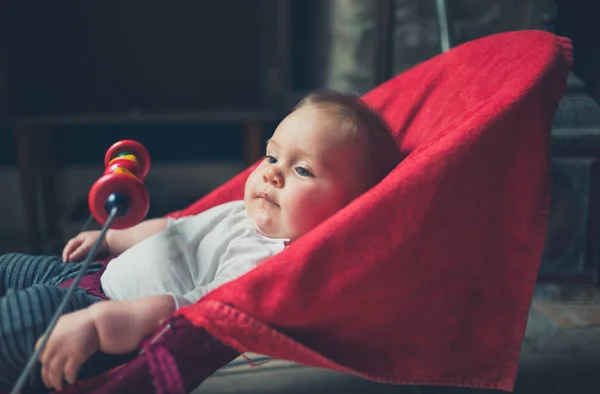 Een Kleine Baby Zit Een Bouncy Stoel Bij Het Raam — Stockfoto