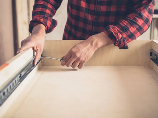 Schreiner Baut Seiner Werkstatt Eine Schublade — Stockfoto