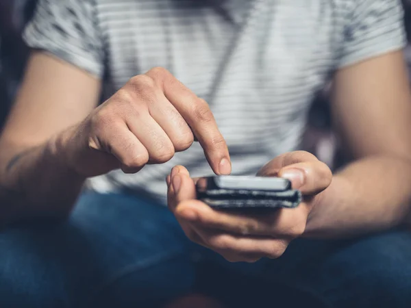 Close Een Man Met Behulp Van Een Smartphone Zijn Vinger — Stockfoto