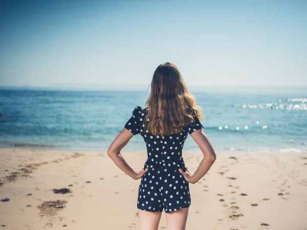 Bakifrån Vacker Ung Kvinna Står Stranden Sommaren — Stockfoto