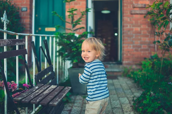Смеющийся Малыш Играет Саду Перед Своим Домом — стоковое фото