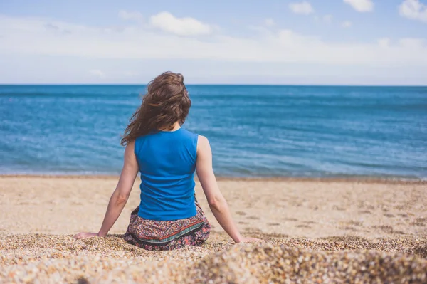 Young Woman Sitting Beach Summer — Stock Photo, Image