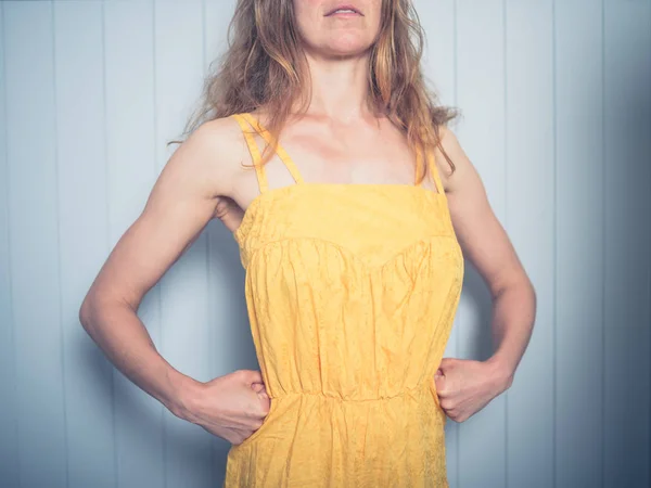 Une Belle Jeune Femme Pose Dans Une Robe Jaune — Photo