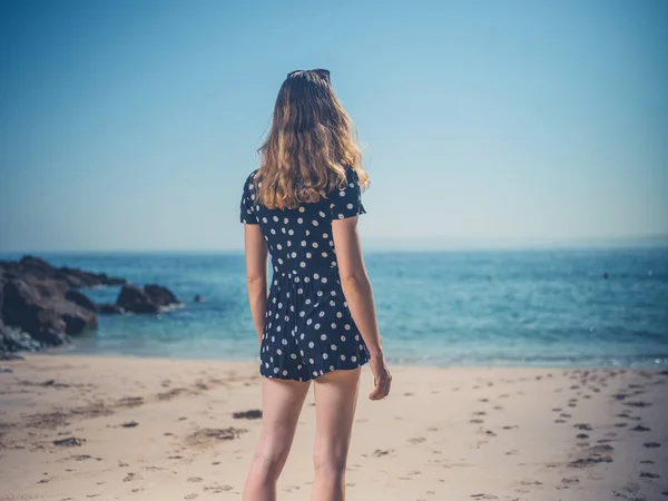 Una Hermosa Joven Está Pie Playa Verano — Foto de Stock