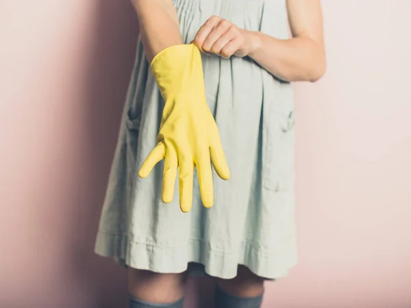 Eine Junge Frau Zieht Einen Gummihandschuh — Stockfoto