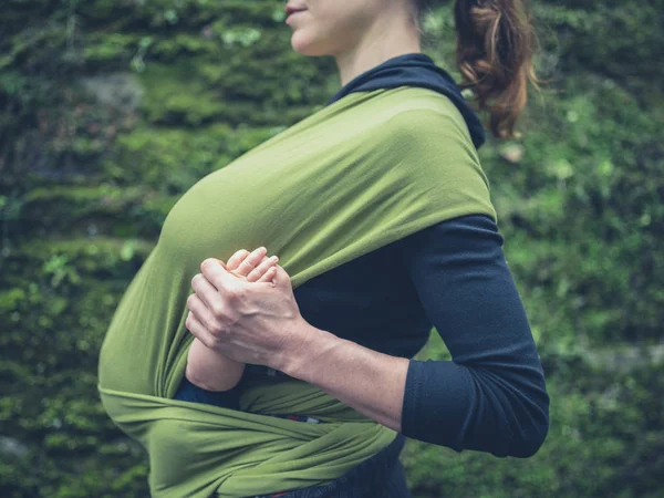 Uma Jovem Mãe Está Andando Natureza Com Seu Bebê Uma — Fotografia de Stock