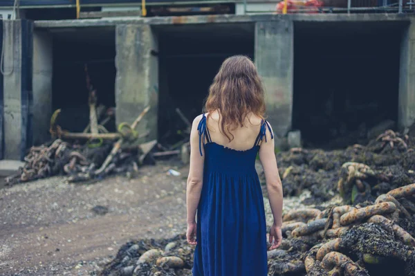 Een Jonge Vrouw Draagt Een Jurk Het Verkennen Van Een — Stockfoto