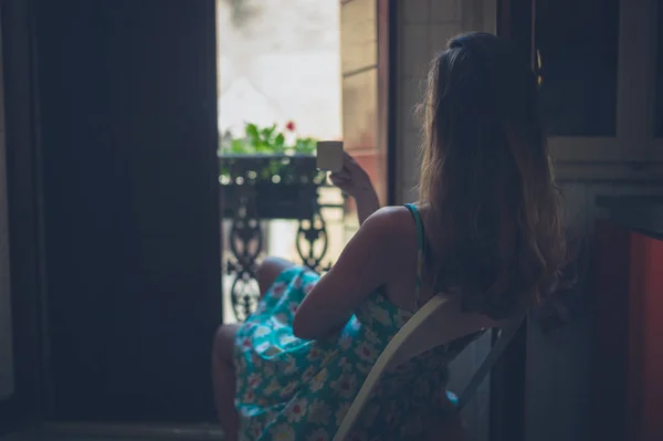 Una Joven Está Disfrutando Una Taza Café Balcón —  Fotos de Stock