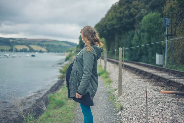 Een Jonge Zwangere Vrouw Loopt Door Rivier Enkele Railroad Tracks — Stockfoto