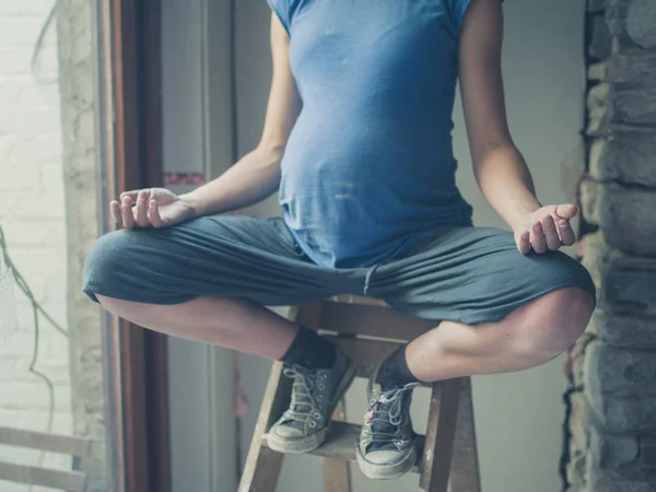 Una Donna Incinta Seduta Una Scala Sta Meditando — Foto Stock