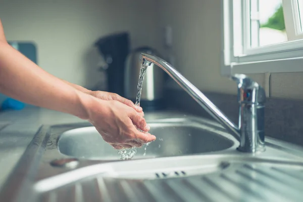 Une Jeune Femme Lave Les Mains Dans Évier — Photo