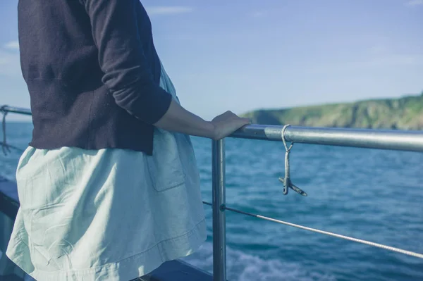 Μια Νεαρή Γυναίκα Στέκεται Ένα Κιγκλίδωμα Μια Βάρκα Στη Θάλασσα — Φωτογραφία Αρχείου