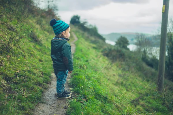 Petit Bambin Marche Sur Une Colline Automne — Photo