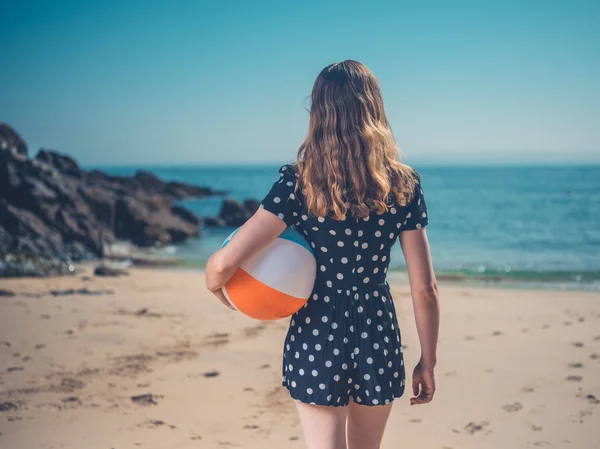 Vista Posteriore Giovane Donna Rilassante Sulla Spiaggia Con Pallone Spiaggia — Foto Stock