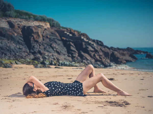 Side View Beautiful Young Woman Relaxing Beach — Stock Photo, Image