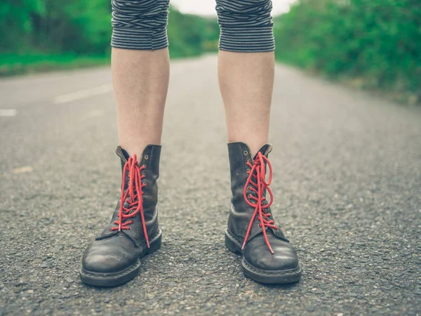 Pés Uma Jovem Mulher Usando Botas Com Atacadores Vermelhos Livre — Fotografia de Stock