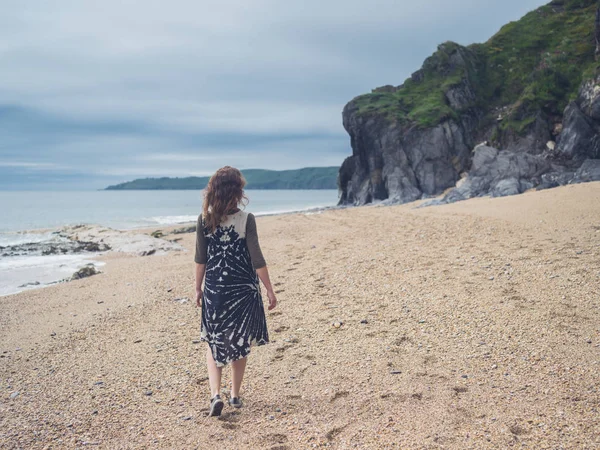 Młoda Kobieta Spaceruje Plaży — Zdjęcie stockowe