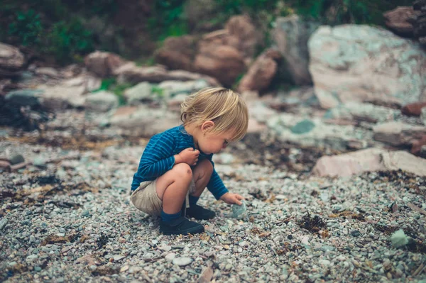 Маленький Малыш Играет Камнями Пляже — стоковое фото