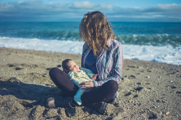 Una Joven Madre Está Sentada Playa Con Bebé — Foto de Stock