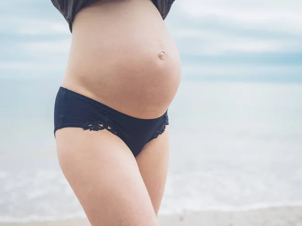 Una Giovane Donna Incinta Piedi Sulla Spiaggia Mostra Suo Pancione — Foto Stock