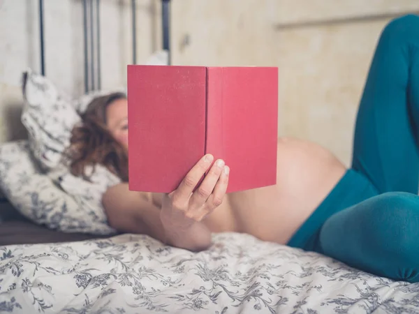 Беременная Женщина Постели Читает Книгу — стоковое фото