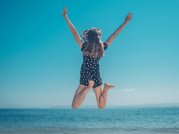 Vista Posteriore Felice Giovane Donna Sta Saltando Sulla Spiaggia — Foto Stock