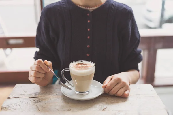 Una Mujer Joven Está Sentada Una Mesa Café Está Tomando —  Fotos de Stock