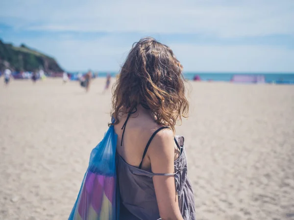 Uma Jovem Está Indo Para Praia Com Saco Cheio Esteiras — Fotografia de Stock