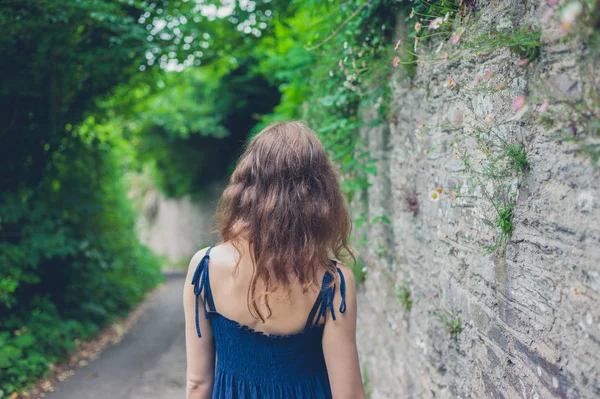 Une Jeune Femme Marche Près Mur Campagne — Photo