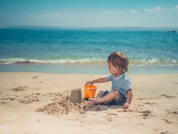 Niño Playa Está Construyendo Castillo Arena — Foto de Stock