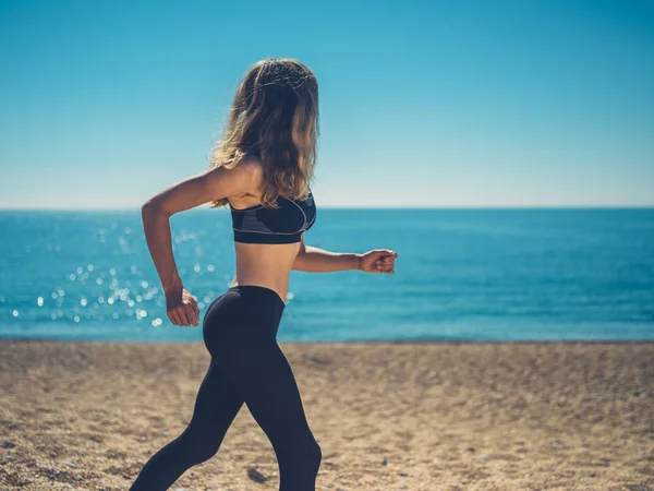 Een Jonge Vrouw Uit Oefenen Draait Het Strand Zomer — Stockfoto