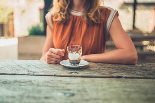 Ung Kvinna Dricker Espresso Ett Café Bord Utanför — Stockfoto