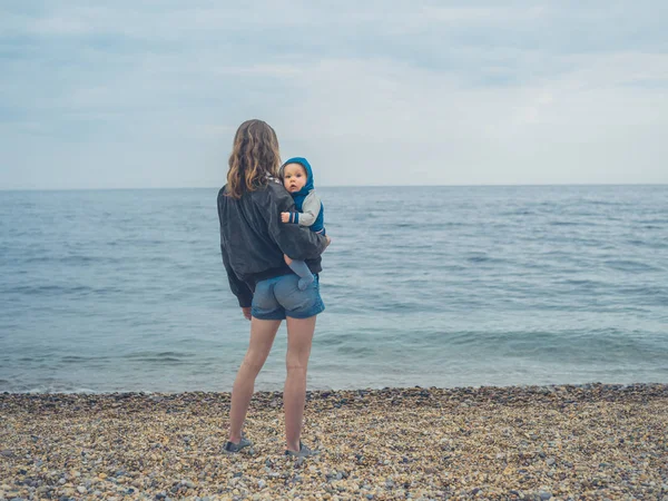 Молодая Мать Пляже Своим Ребенком Смотрит Море — стоковое фото
